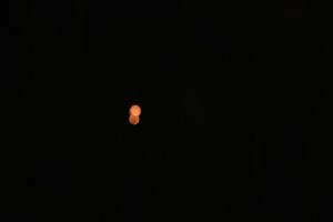 Boule lumineuse rouge au-dessus de St-Jean-Chrysostome